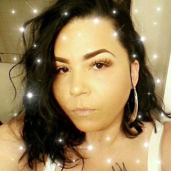 Meet your Posher, Selena - Picture 1 of 1